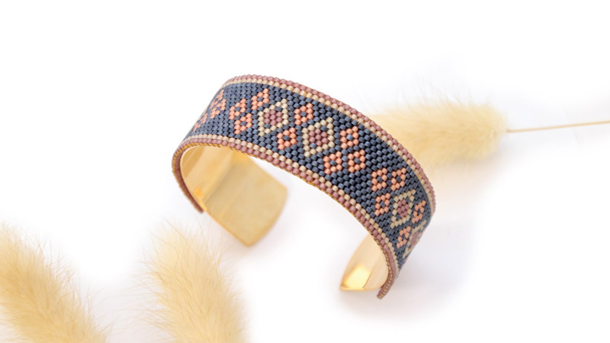 Schema  Odd Peyote weave on leather cuff
