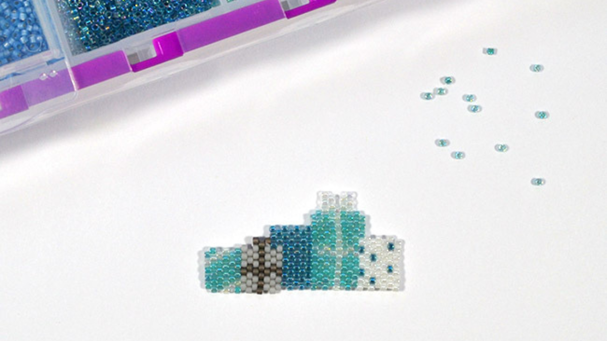 Pretty gift wrap pattern in brick stitch weaving with Miyuki beads Frozen Winter ambiance Pretty gift wrap pattern in brick stitch weaving with Miyuki beads Frozen Winter ambiance