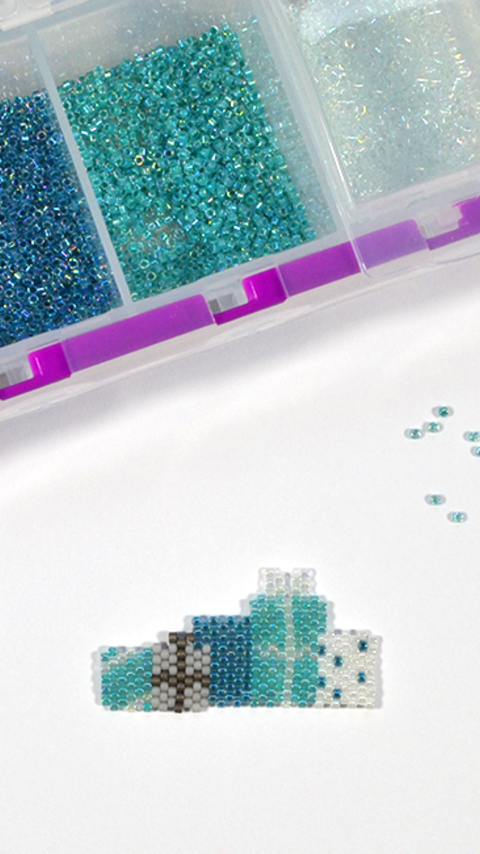 Schema Pretty gift wrap pattern in brick stitch weaving with Miyuki beads Frozen Winter ambiance Schema Pretty gift wrap pattern in brick stitch weaving with Miyuki beads Frozen Winter ambiance