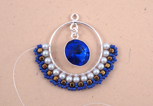 Creoles woven pearls pearl PureCrystal mini hematites : Step 4