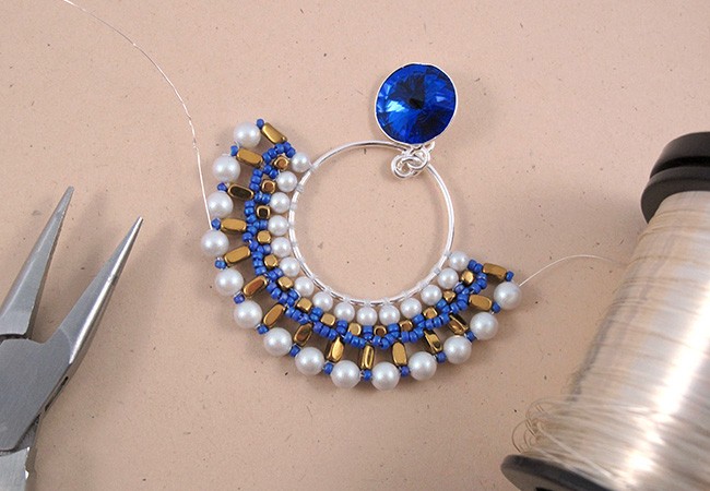 Creoles woven pearls pearl PureCrystal mini hematites : Step 6