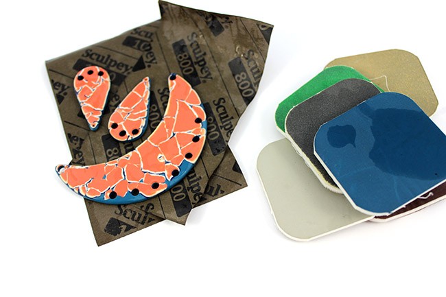 Necklace and earrings set in flamingo-coloured Fimo with cowries : Step 7