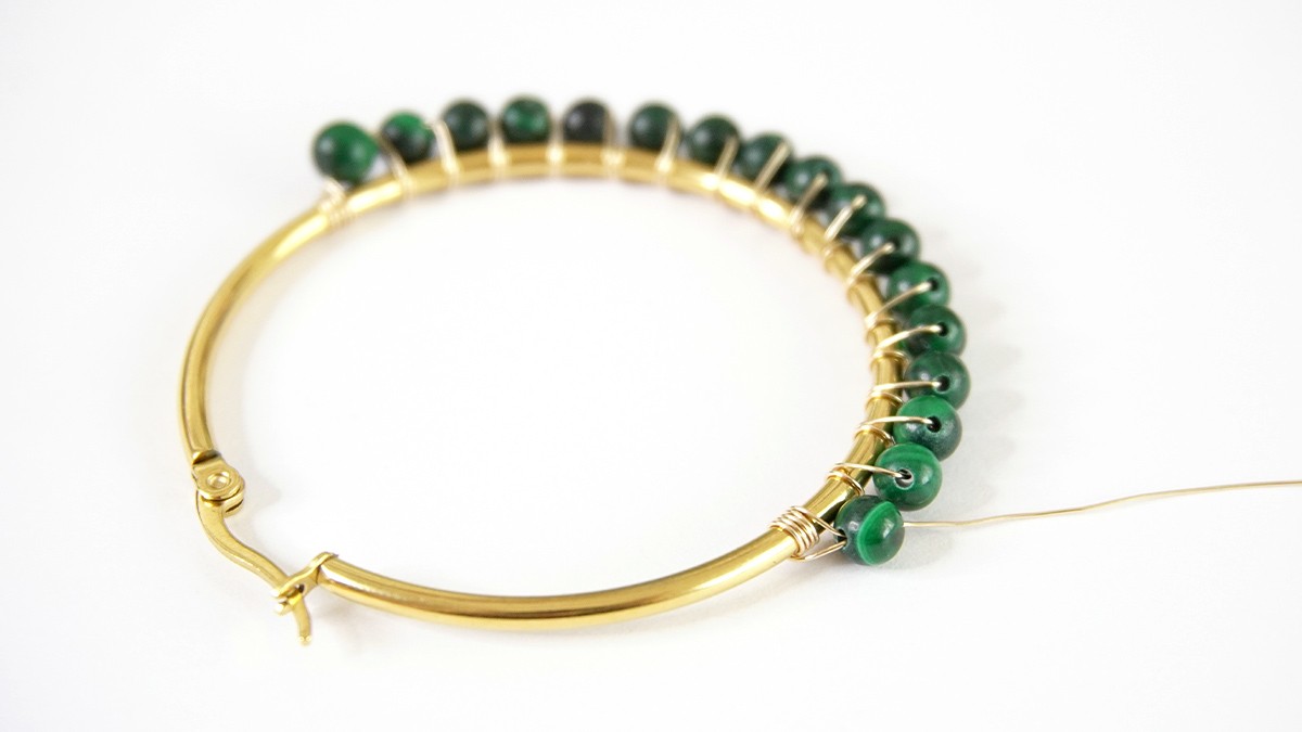 Creoles with natural malachite stone beads : Step 4
