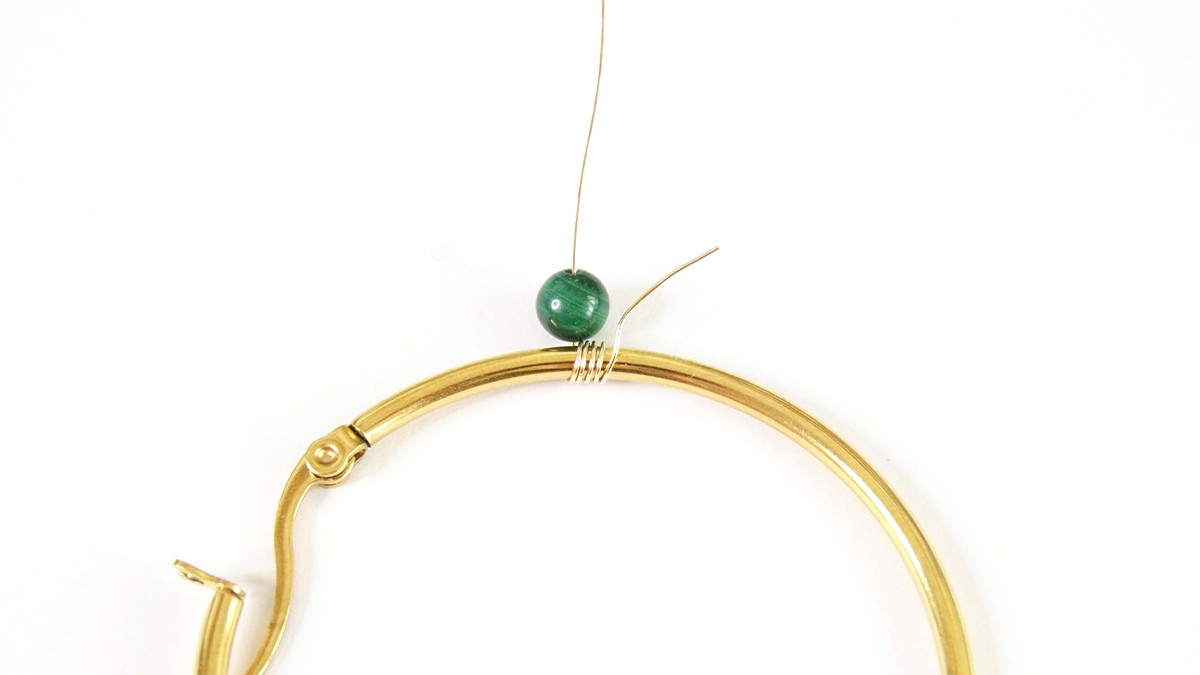 Creoles with natural malachite stone beads : Step 1