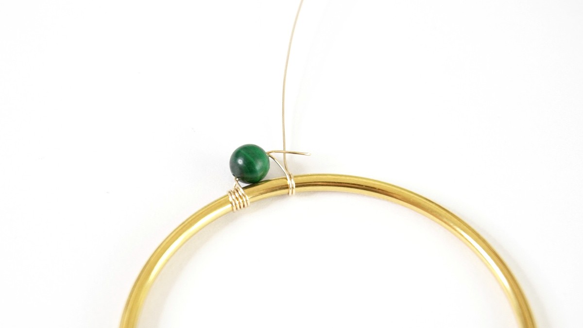 Creoles with natural malachite stone beads : Step 2