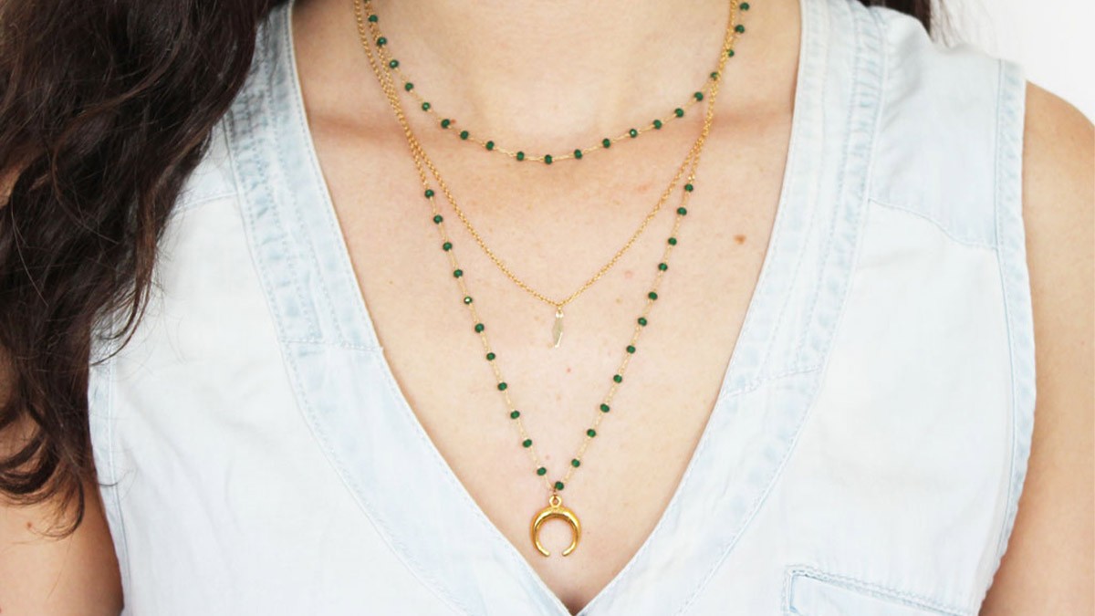 DIY jewelry Multi-row necklace with beaded chain and horn pendant