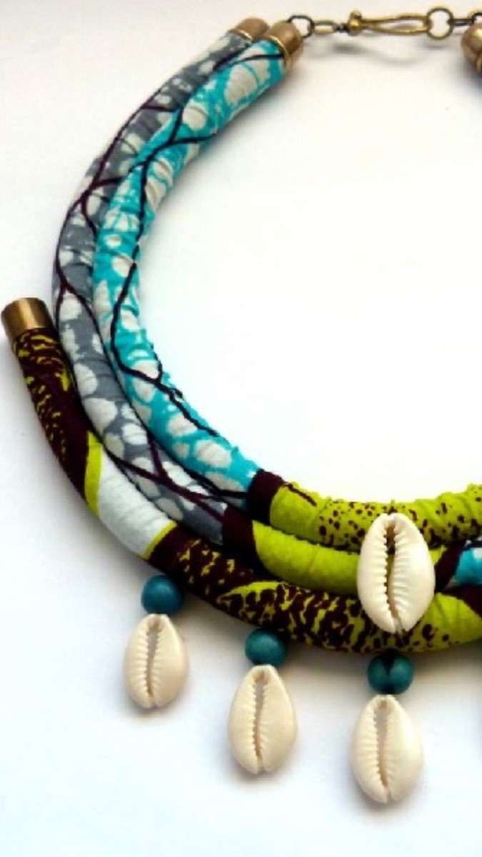 Schema necklace wax and shell Schema necklace wax and shell