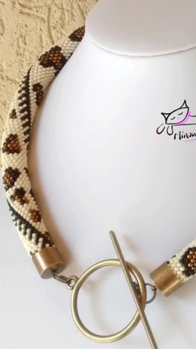 Schema Crochet spiral necklace in tight mesh rhinestone leopard pattern Schema Crochet spiral necklace in tight mesh rhinestone leopard pattern