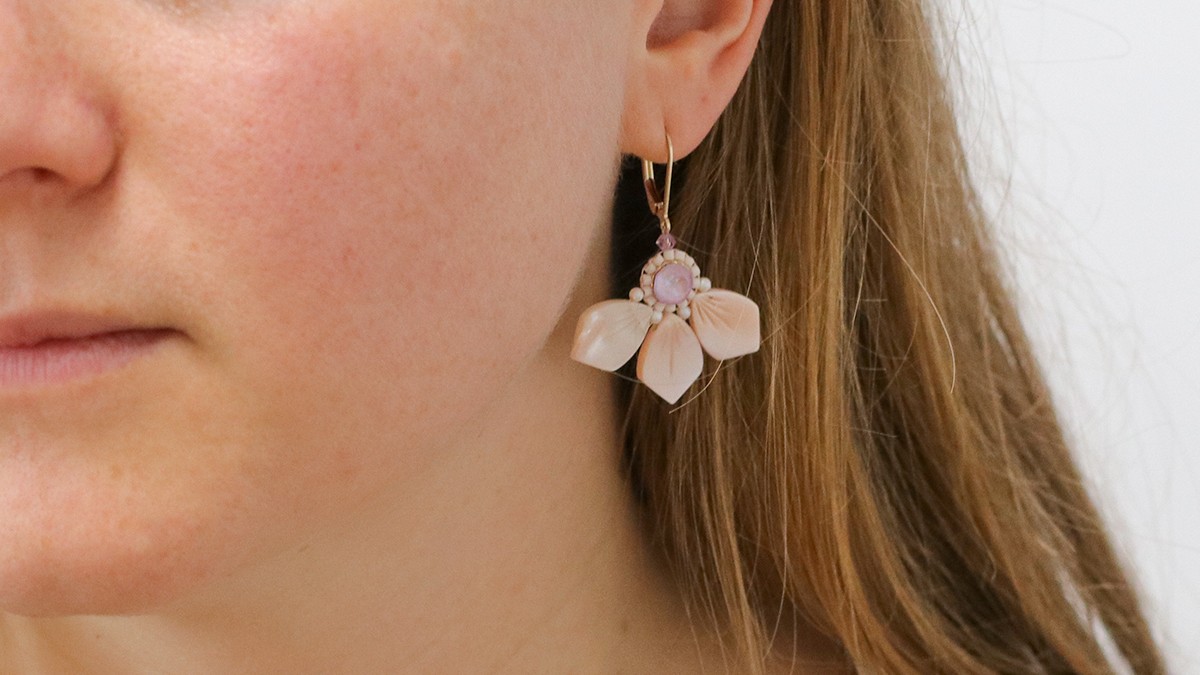 Schema DIY Flower Earrings Made with Mother-of-Pearl, Miyuki Beads, and PureCrystal Schema DIY Flower Earrings Made with Mother-of-Pearl, Miyuki Beads, and PureCrystal