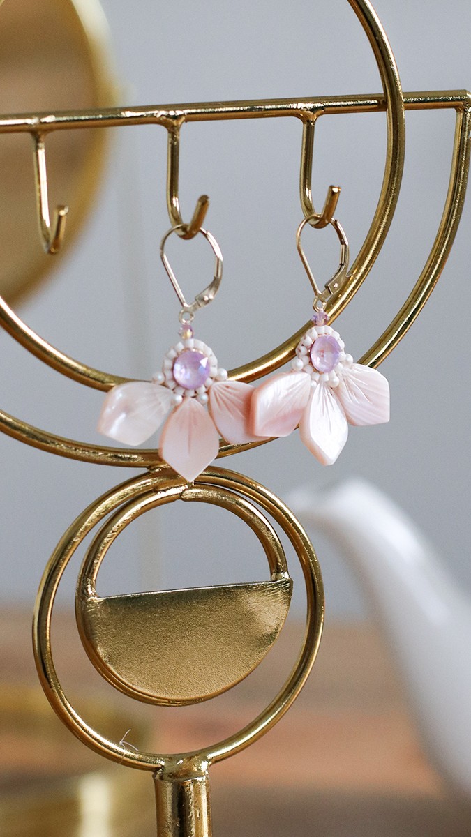 Schema DIY Flower Earrings Made with Mother-of-Pearl, Miyuki Beads, and PureCrystal Schema DIY Flower Earrings Made with Mother-of-Pearl, Miyuki Beads, and PureCrystal
