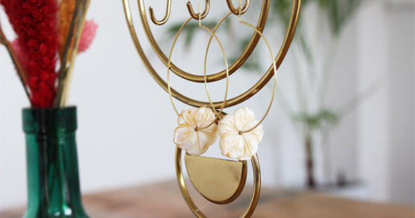 Schema Easy DIY pearly flower and tassel earrings Schema Easy DIY pearly flower and tassel earrings