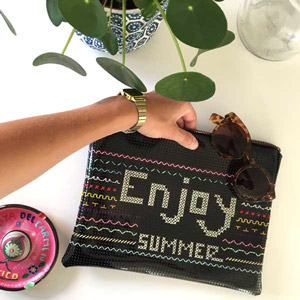 Tutoriel DIY facile pochette en tissu vinyle perforé Hello Sommuer par Caro Tricote